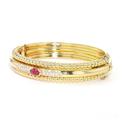 Exclusive Piaget bangle in 750 yellow gold with a Ruby and brilliants, turned horizontally to the left