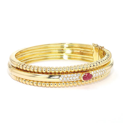 Exclusive Piaget bangle in 750 yellow gold with a Ruby and brilliants, turned horizontally to the right