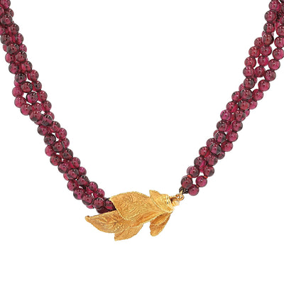 Ehinger Schwarz necklace made of rhodolite spheres and a lock in 750 yellow gold, hanging frontally