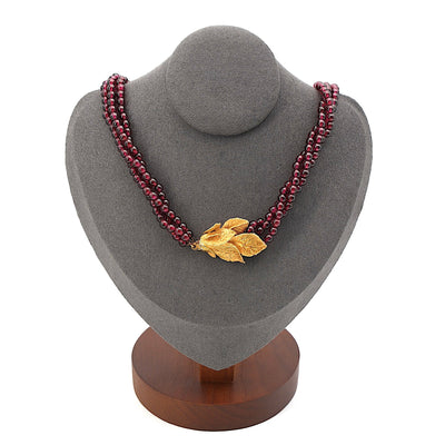 Ehinger Schwarz necklace made of rhodolite spheres and a lock in 750 yellow gold, on the bust