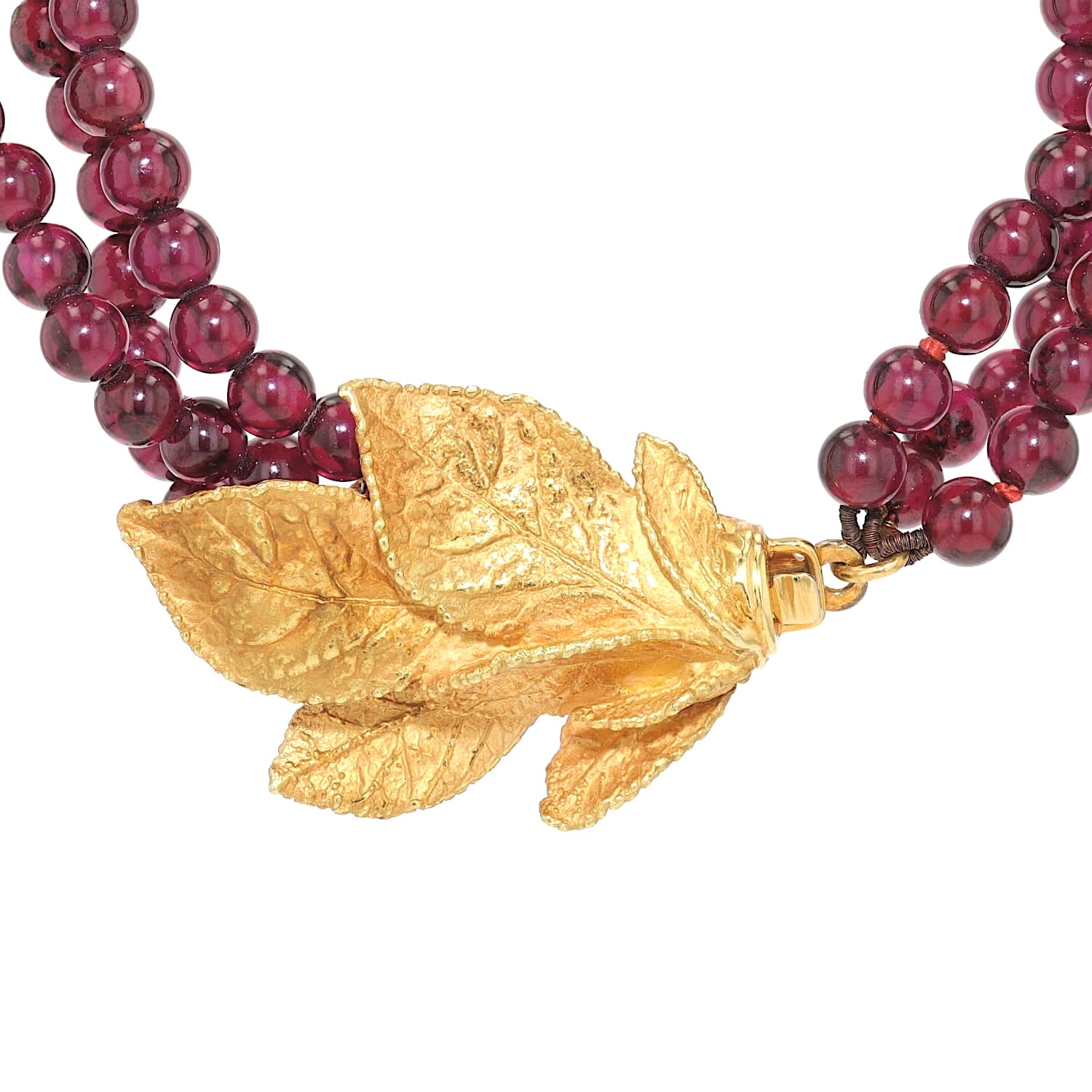 Ehinger Schwarz necklace made of rhodolite spheres and a lock in 750 yellow gold, close-up of the middle section