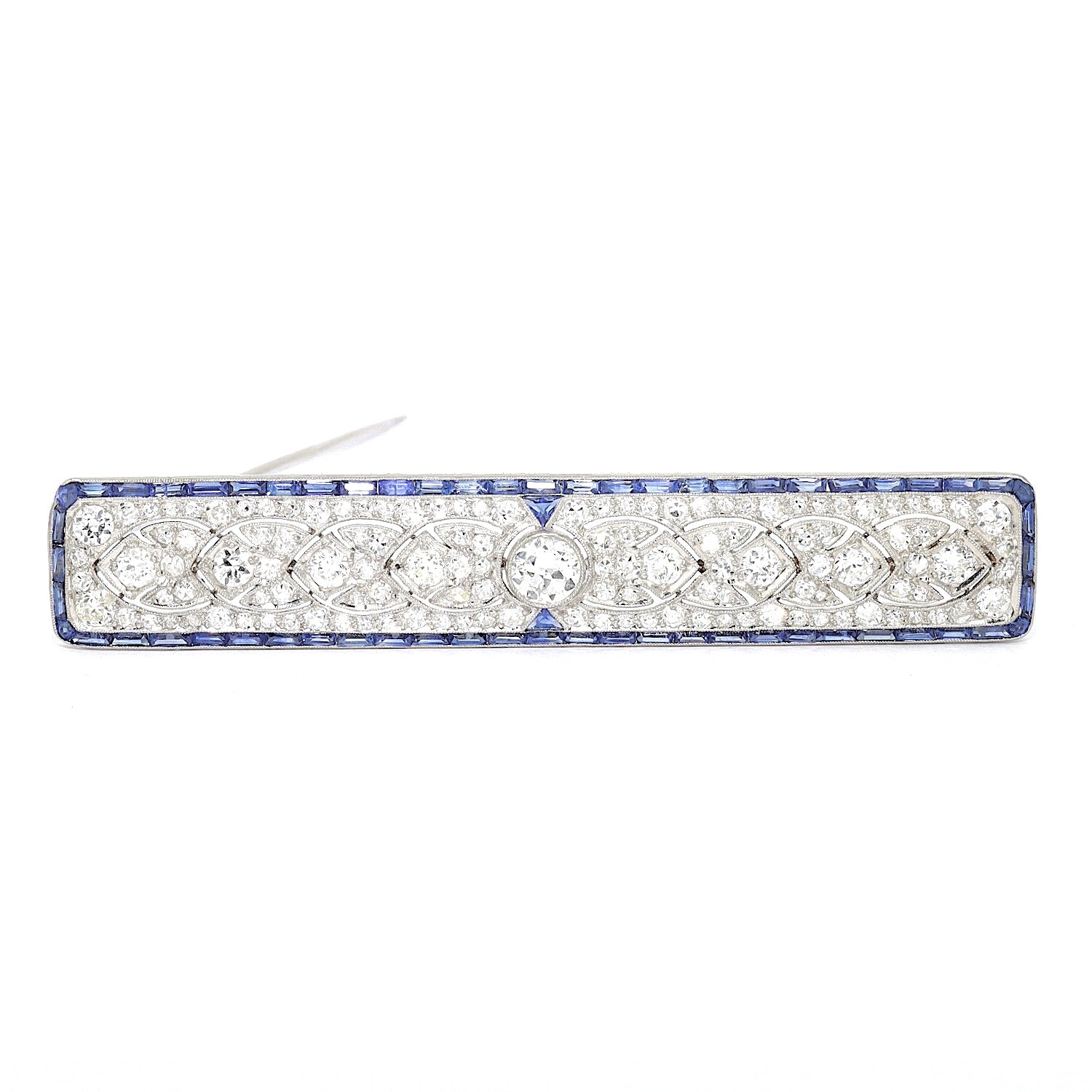 Large Art Déco brooch in 900 platinum with a total of approx. 2.7 ct diamonds and 62 sapphires, lying frontally