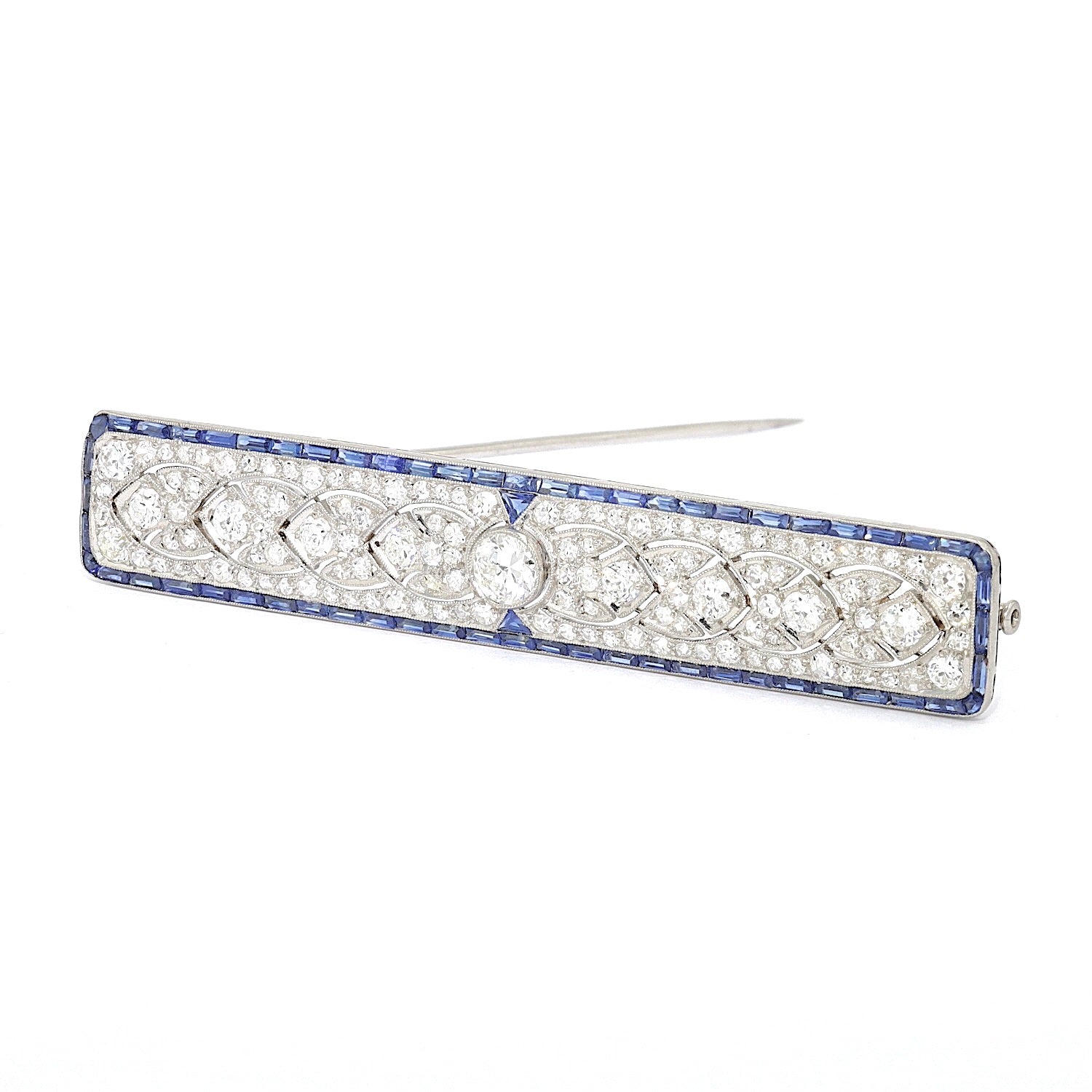 Large Art Déco brooch in 900 platinum with a total of approx. 2.7 ct diamonds and 62 sapphires, turned horizontally to the left