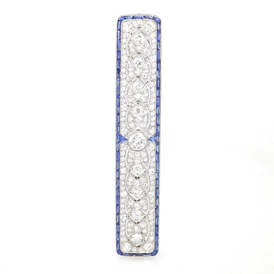 Large Art Déco brooch in 900 platinum with a total of approx. 2.7 ct diamonds and 62 sapphires, standing frontally