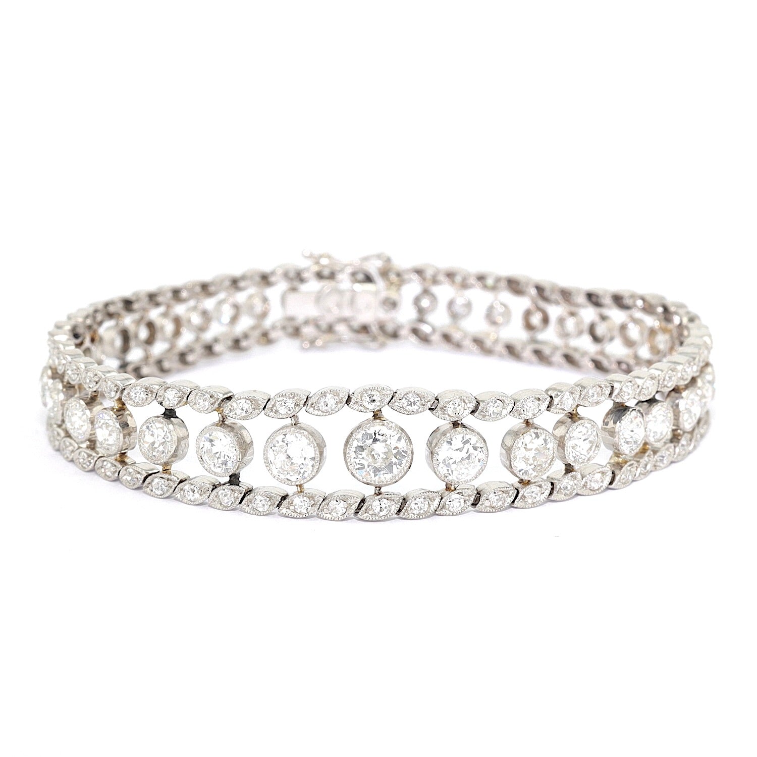 Belle Epoque bracelet, tennis bracelet in platinum with a total of approx. 6.1 ct diamonds, lying frontally