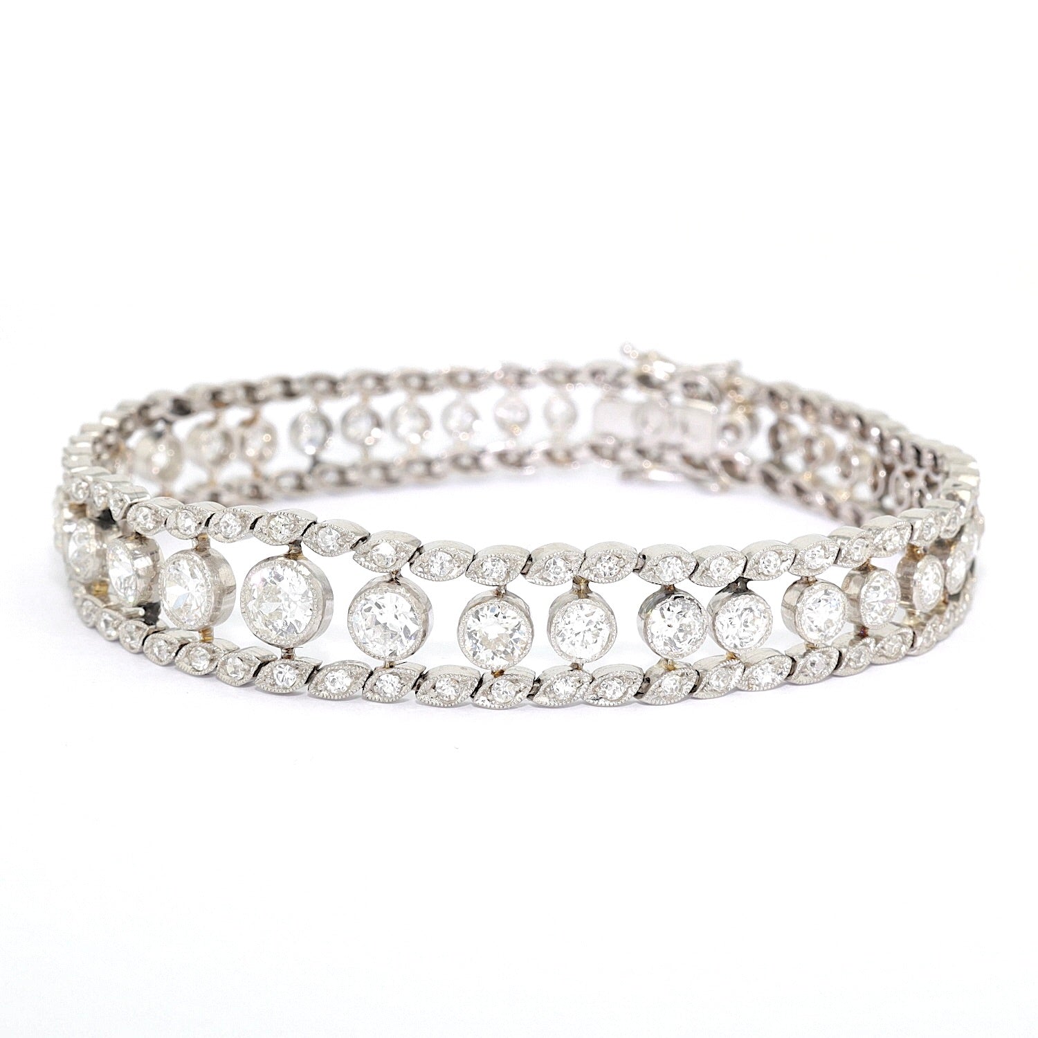 Belle Epoque bracelet, tennis bracelet in platinum with a total of approx. 6.1 ct diamonds, turned horizontally to the left