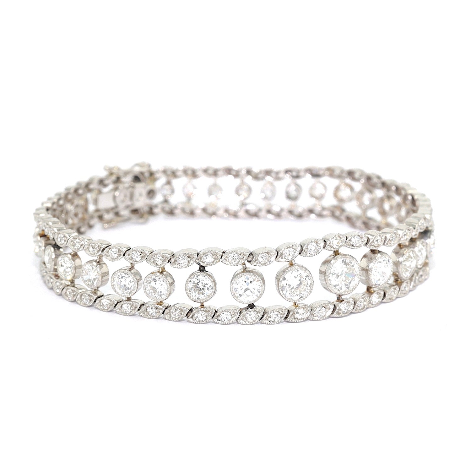 Belle Epoque bracelet, tennis bracelet in platinum with a total of approx. 6.1 ct diamonds, turned horizontally to the right