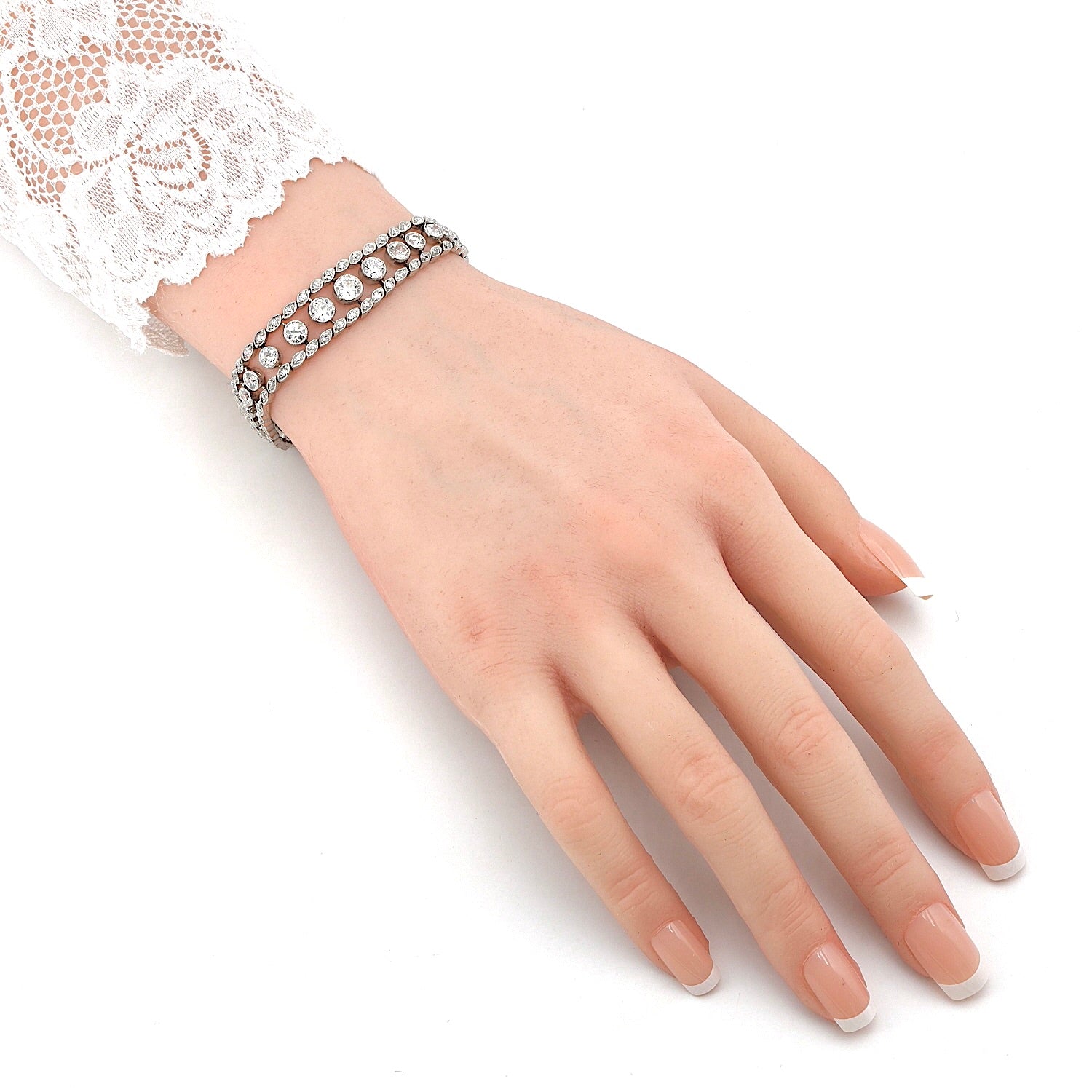 Belle Epoque bracelet, tennis bracelet in platinum with a total of approx. 6.1 ct diamonds, on the arm