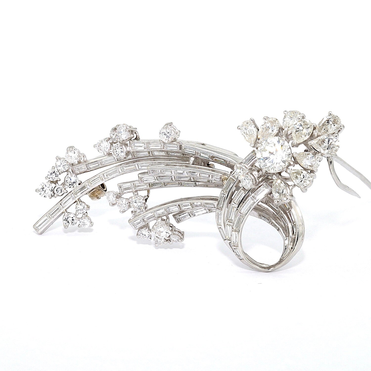 High-carat vintage brooch crafted from paltin and set with a total of approx. 5.8 ct brilliants and diamonds, turned standing inks