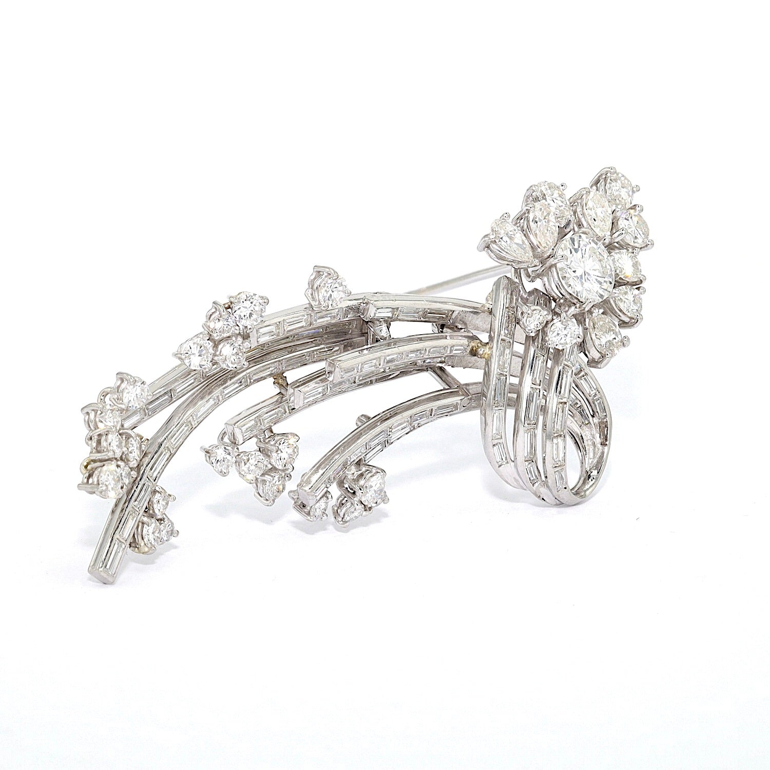 High-carat vintage brooch crafted from paltin and set with a total of approx. 5.8 ct brilliants and diamonds, turned to the right in a standing position