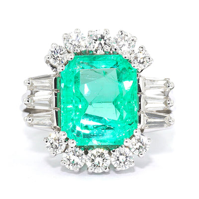 Vintage ring in platinum with a Colombian emerald approx. 5.3 ct, brilliants and diamonds, lying frontally