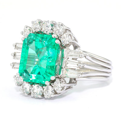 Vintage ring in platinum with a Colombian emerald approx. 5.3 ct, brilliants and diamonds, horizontally turned to the left