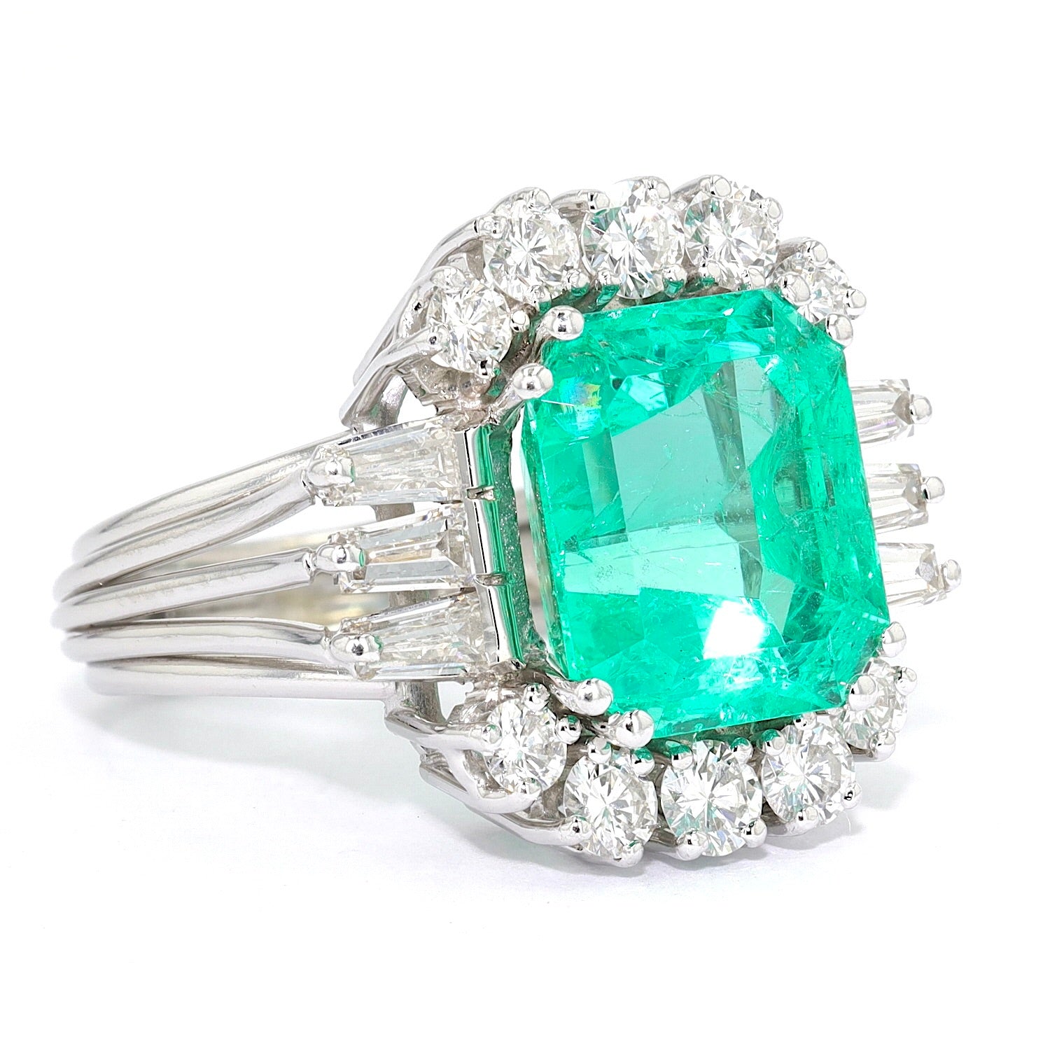 Vintage ring in platinum with a Colombian emerald approx. 5.3 ct, brilliants and diamonds, turned horizontally to the right