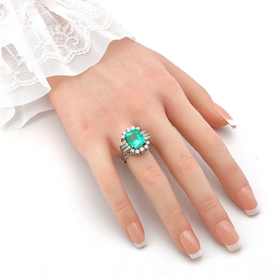 Vintage ring in platinum with a Colombian emerald approx. 5.3 ct, brilliants and diamonds, on the hand