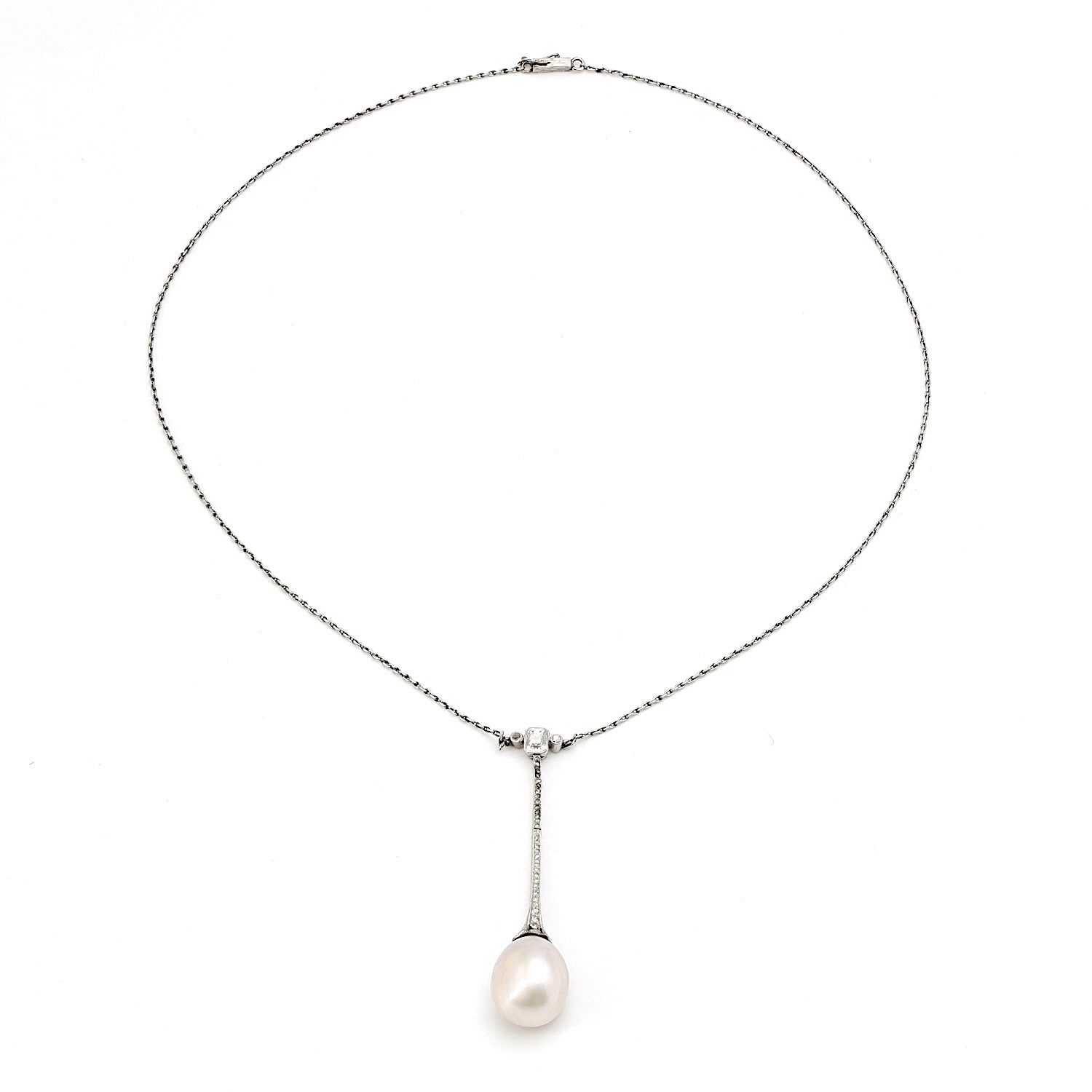 Art Deco necklace in platinum with a large natural pearl and diamonds, horizontal top view