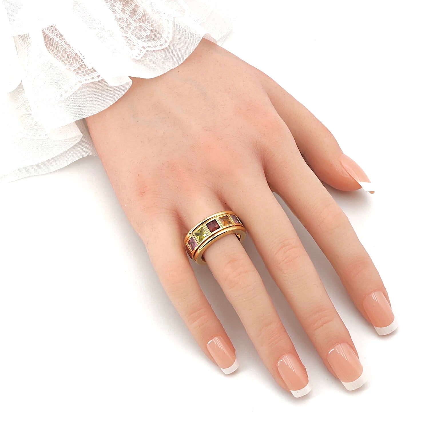 Play ring in 750 yellow gold with colorful sapphires, on the hand