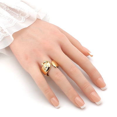 Cartier Panthère ring in 750 yellow gold, on the hand