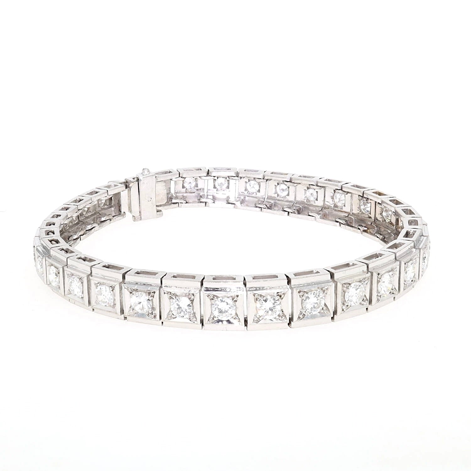 Tennis bracelet in 750 white gold with a total of approx. 3.5 ct brilliants, turned horizontally to the right