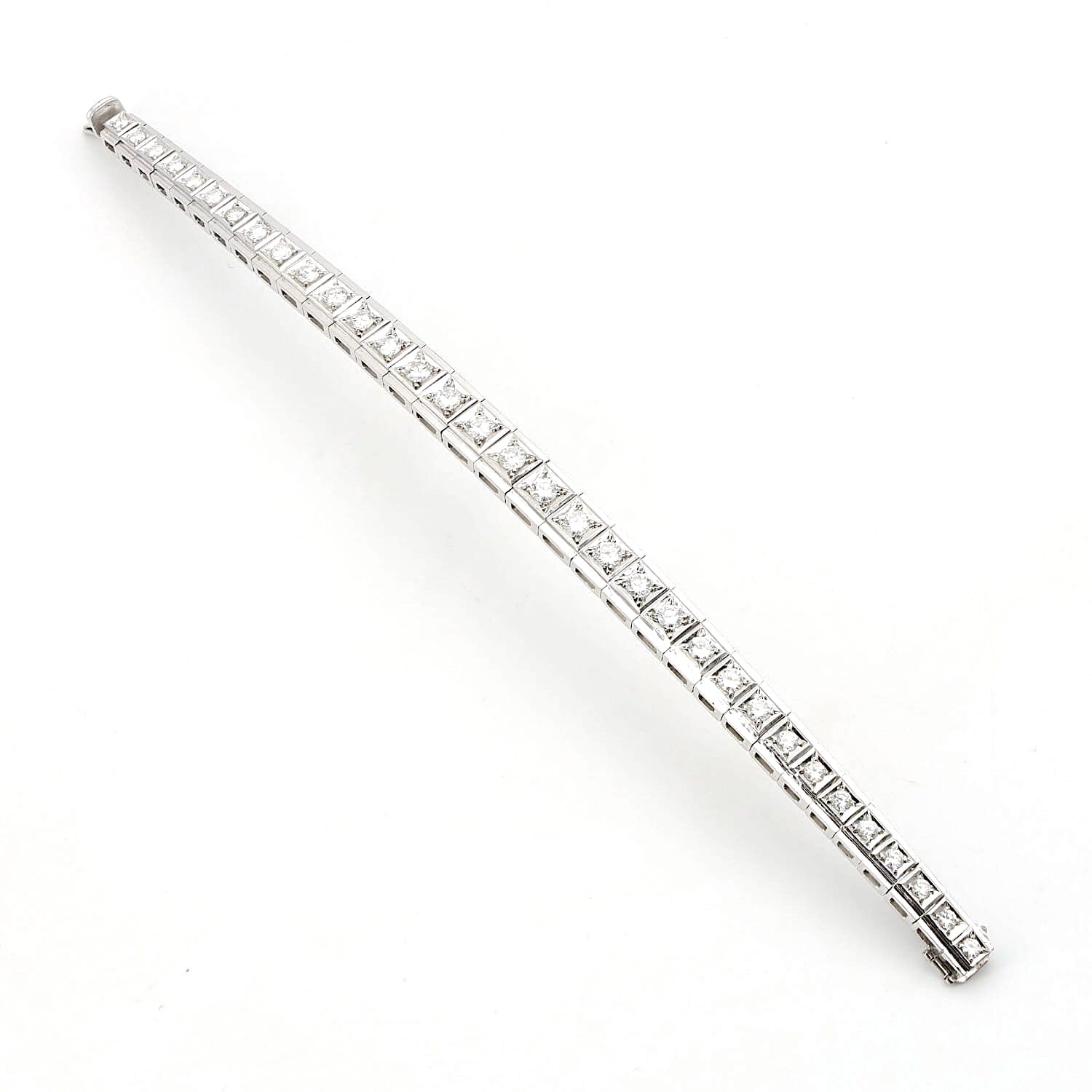 Tennis bracelet in 750 white gold with a total of approx. 3.5 ct brilliants, opened horizontally, long