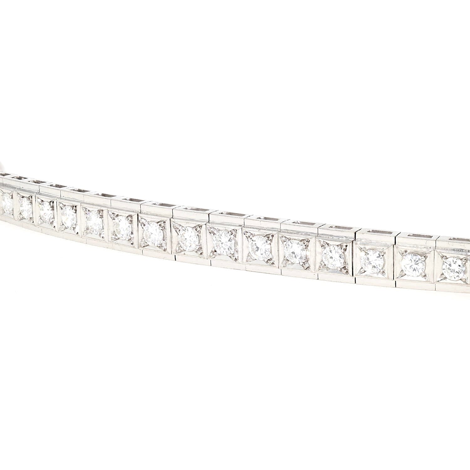 Tennis bracelet in 750 white gold with a total of approx. 3.5 ct brilliants, lying frontal cut-out close up