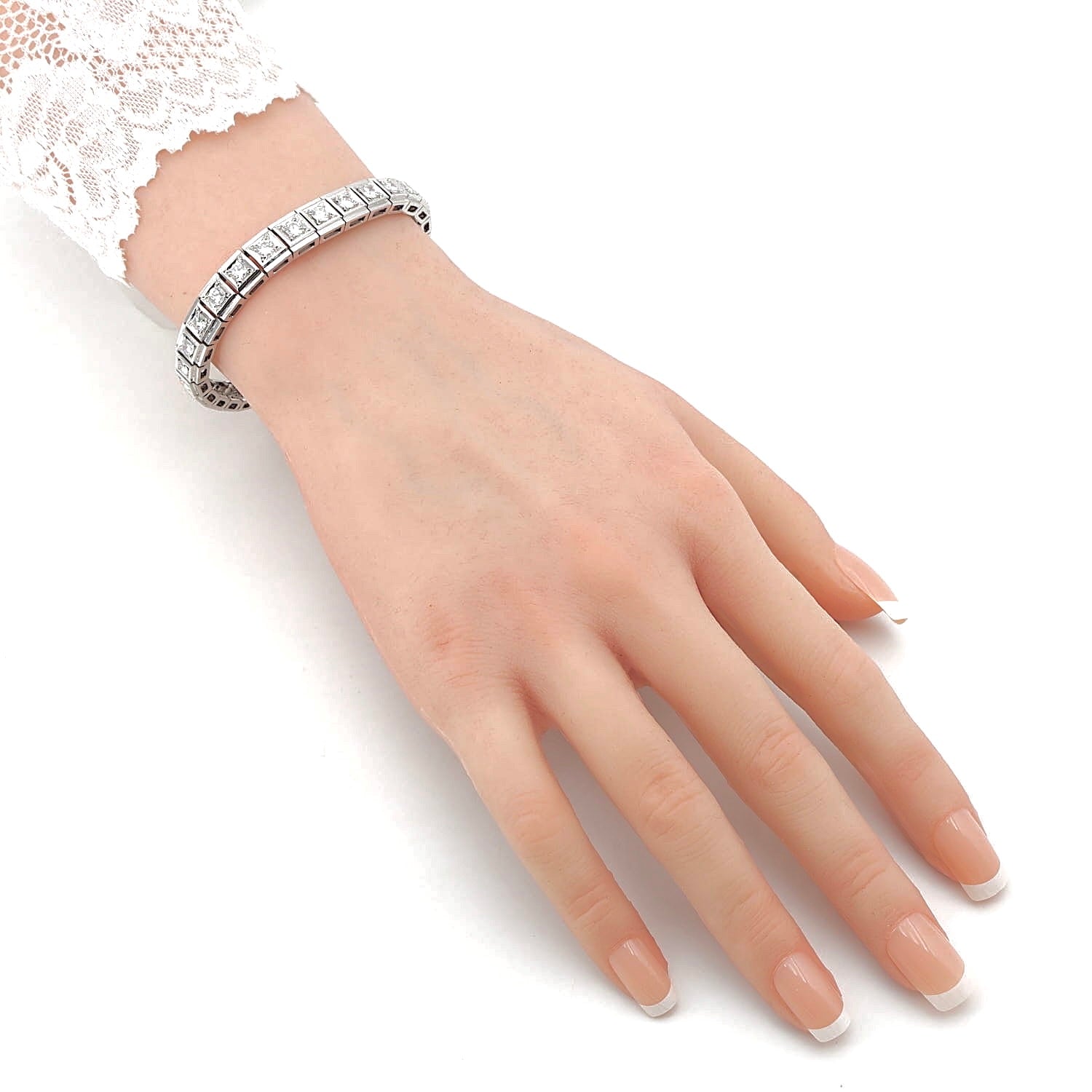 Tennis bracelet in 750 white gold with a total of approx. 3.5 ct brilliants, on the arm