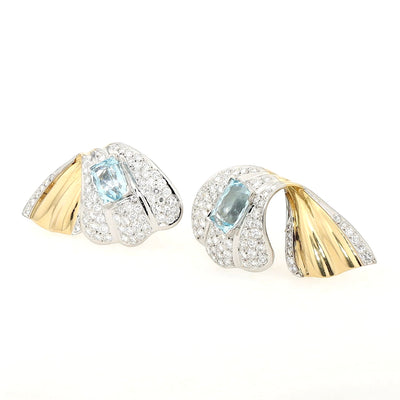 Exclusive pair of ear clips in 750 white and yellow gold with a total of approx. 4 ct brilliants and 2 aquamarines, turned horizontally to the left