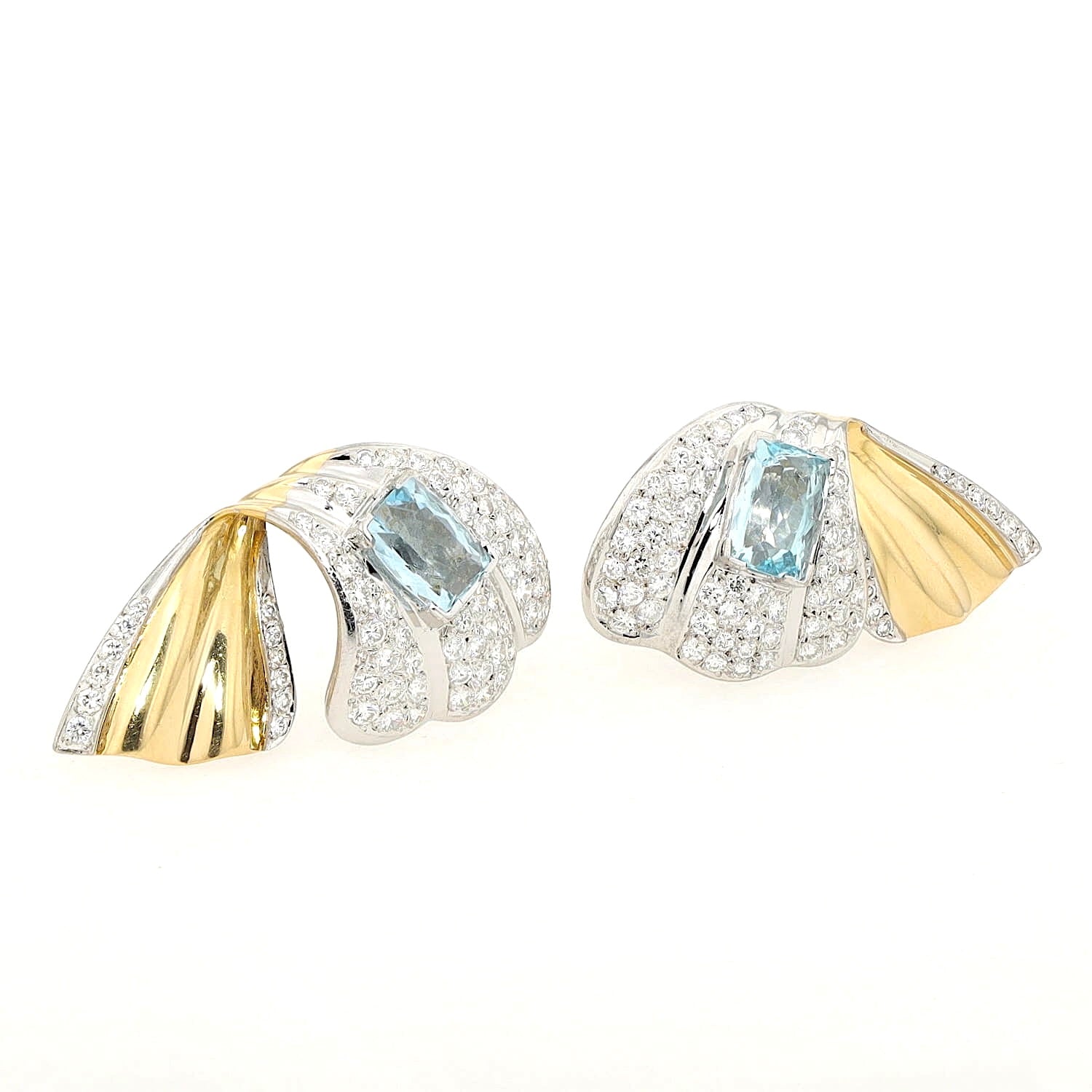 Exclusive pair of ear clips in 750 white and yellow gold with a total of approx. 4 ct brilliants and 2 aquamarines, turned horizontally to the right