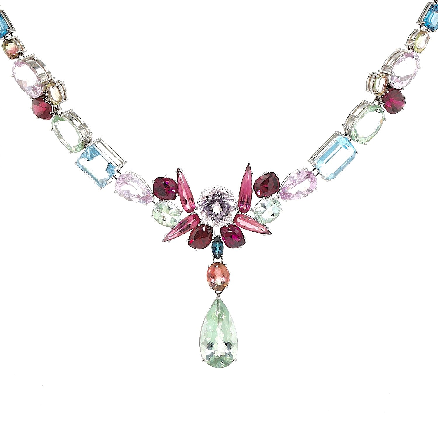 Necklace in 750 white gold with a total of approx. 156 ct of colorful gemstones, aquamarines, kunzites, montebrasites, morganites, prasiolites, rhodolites, topazes, tourmalines, hanging frontally