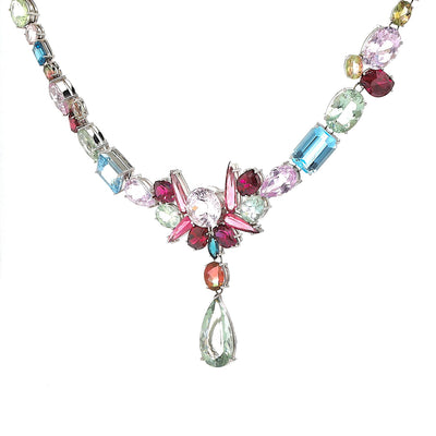 Necklace in 750 white gold with a total of approx. 156 ct of colorful gemstones, aquamarines, kunzites, montebrasites, morganites, prasiolites, rhodolites, topazes, tourmalines, hanging left turned