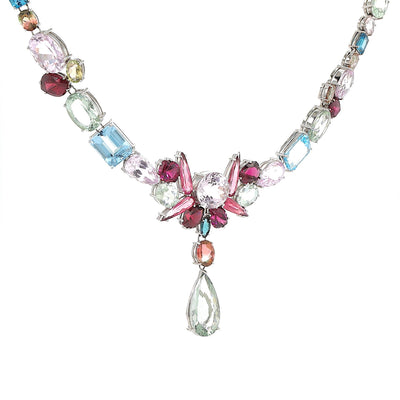 Necklace in 750 white gold with a total of approx. 156 ct of colorful gemstones, aquamarines, kunzites, montebrasites, morganites, prasiolites, rhodolites, topazes, tourmalines, hanging turned to the right