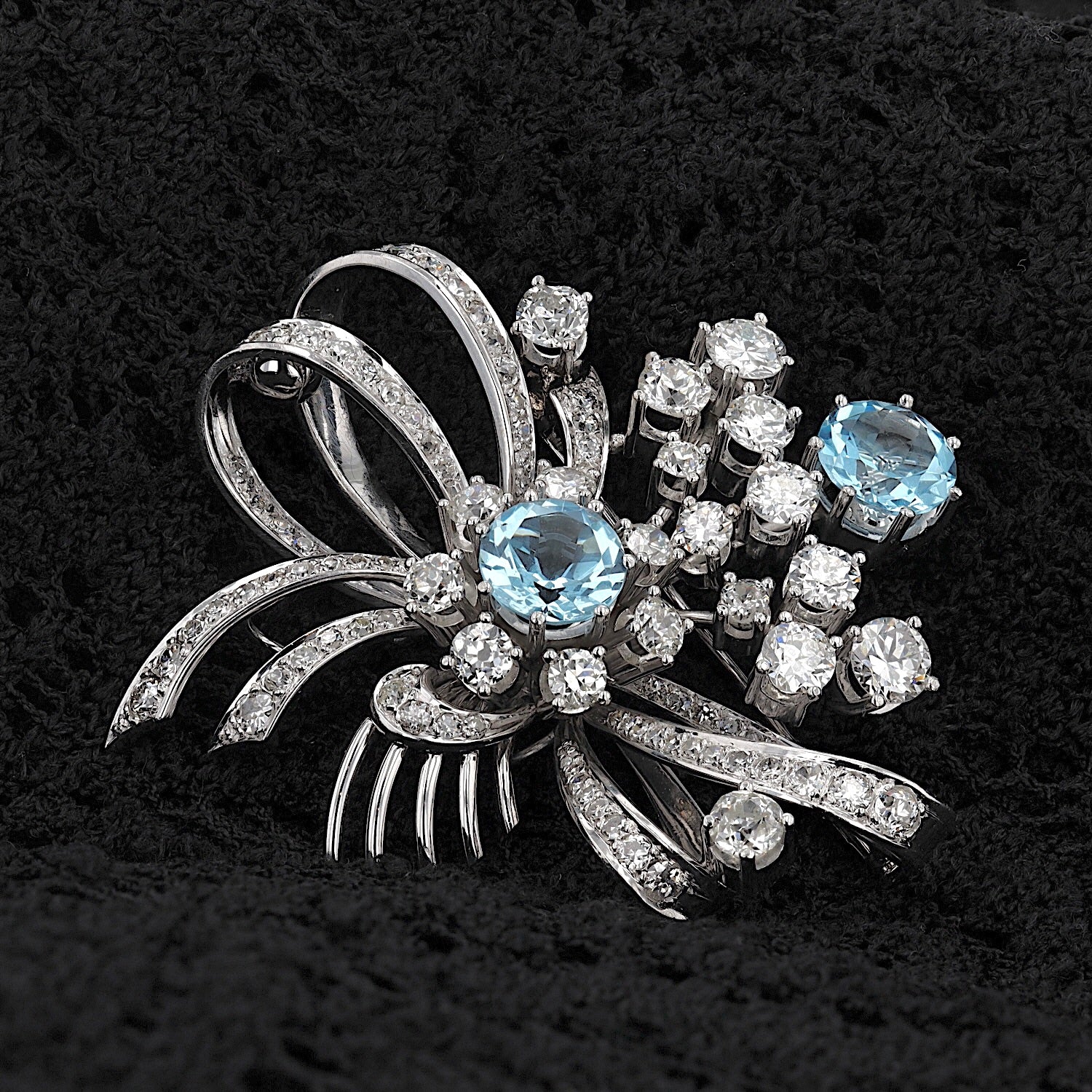 Vintage brooch from the 1940s in 750 white gold with diamonds and topazes, standing frontal