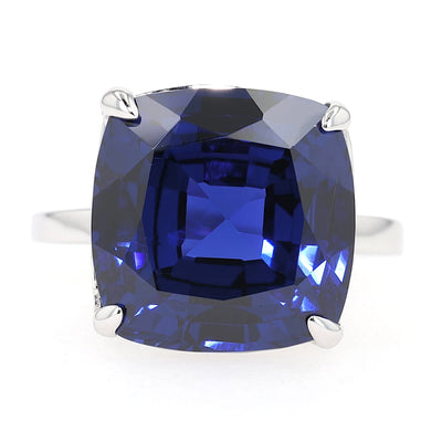 Tiffany & Co. ring in 750 white gold with a tanzanite approx. 11 ct, lying frontal