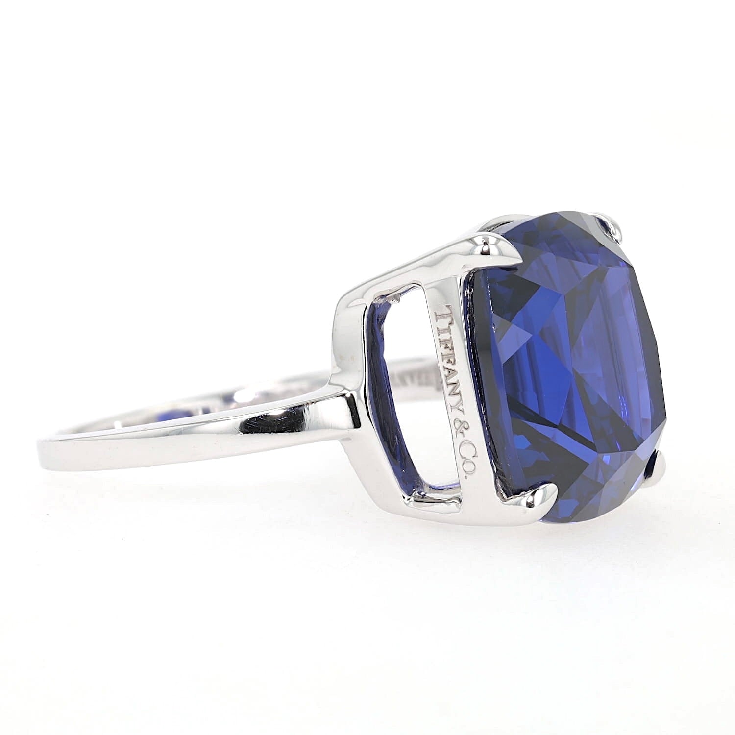 Tiffany & Co. ring in 750 white gold with a tanzanite approx. 11 ct, side view right