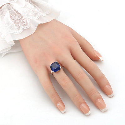 Tiffany & Co. ring in 750 white gold with a tanzanite approx. 11 ct, on the hand